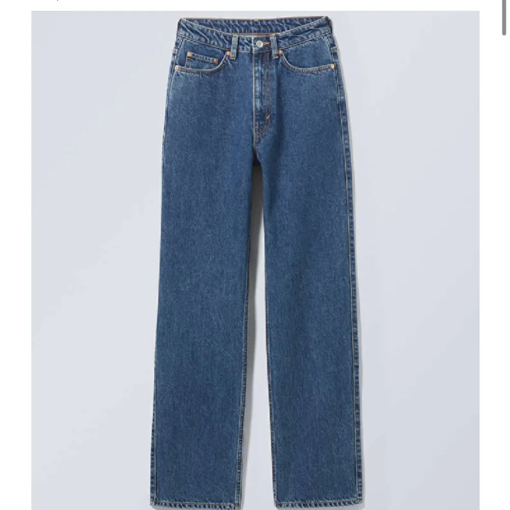 Jeans i fint skick från Weekday. Modell ”Rowe”. Storlek 26 i midjan och 32 i längden. Säljer pga att de är för små! Hör av er vid frågor❣️. Jeans & Byxor.