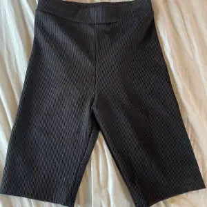 Svarta högmidjade shorts som är använda fåtal gånger! Köpte för ca 1,5 år sedan! De är ribbade och super sköna 