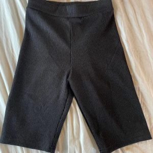 Shorts  - Svarta högmidjade shorts som är använda fåtal gånger! Köpte för ca 1,5 år sedan! De är ribbade och super sköna 