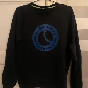 Björn Borg sweatshirt, vintage style.  Svart tröja med logga i blått.   Fint skick 8/10 se bild och avgör. Storlek S  Fråga om du undrar över något eller vill ha fler bilder, eller vill diskutera pris, kolla även in mina andra annonser!🫶🏼❣️