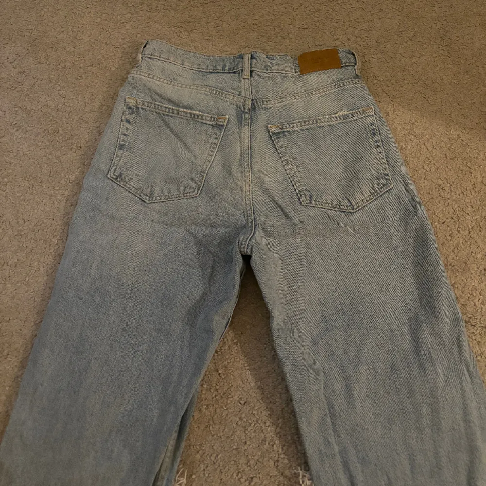 Ljusblåa raka jeans från Gina Tricot i ett fint skick, använda några gånger. . Jeans & Byxor.