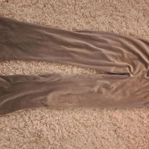 Byxor - Fina mjukisbyxor i bra skick storlek XS