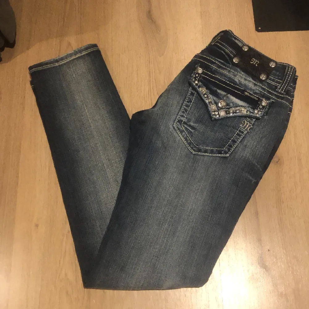 Jättefina Miss Me jeans i bra skick! Lågmedjade med raka ben. Är i storlek 30 vilket jag skulle säga motsvarar M. Jag brukar ha S och dem är väldigt stora. Säljer då dem är för stora som sagt. Fråga gärna om ni undrar något.. Jeans & Byxor.