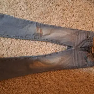 Fina ljusblå boocut jeans storlek 158