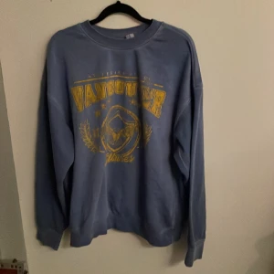 Blå sweatshirt med gult tryck. Storlek S. - Bra kvalitet, endast använd ett fåtal gånger. Sweatshirten är i storlek S.