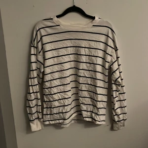 Randig tröja från Vero Moda - Bra skick, inte använd så många gånger behöver bara strykas. Storlek S