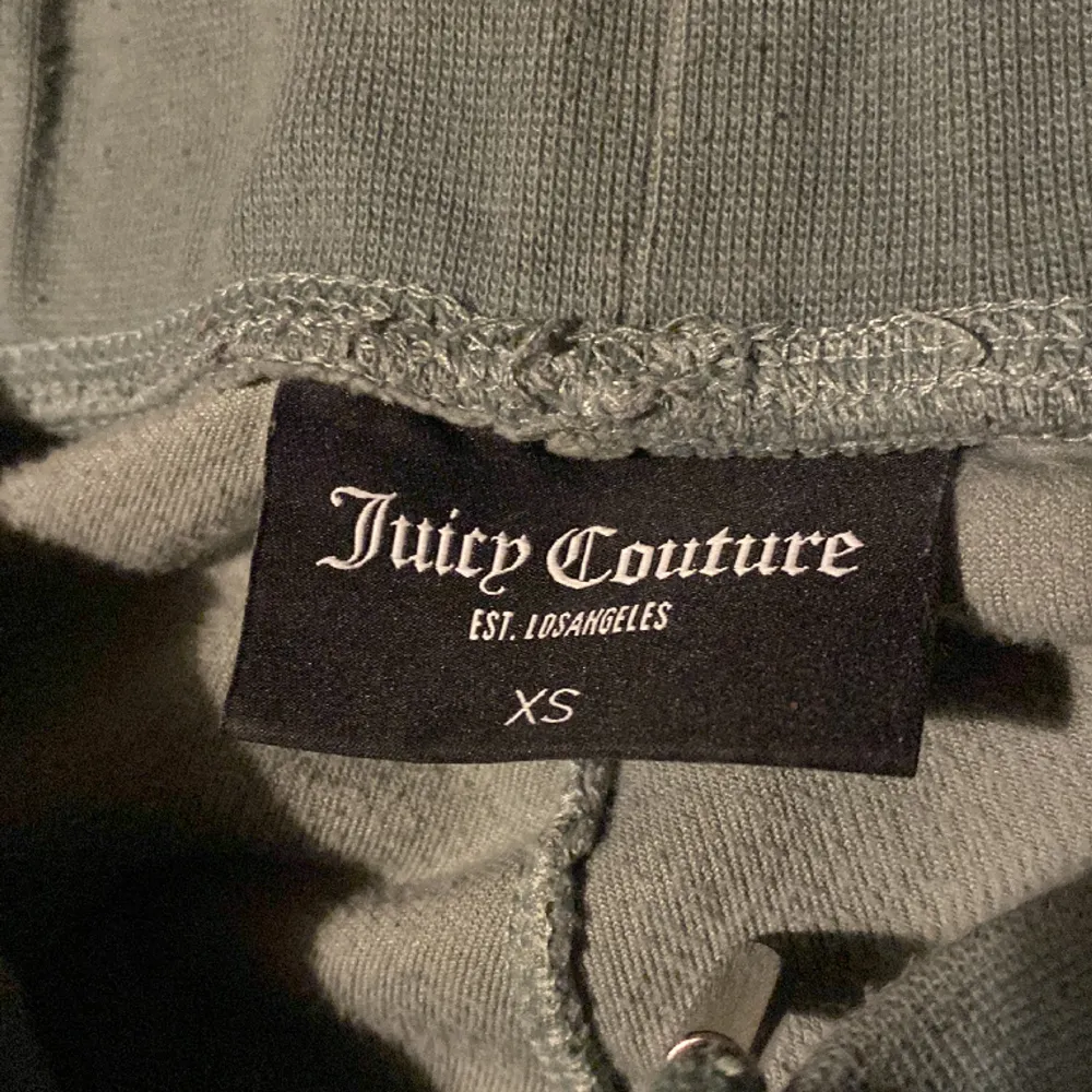 Säljer mina fina juicy couture byxor som ej kommer till användning.  Väldigt sparsamt skick, lite noppriga runt midjan och vid snörena. Materialet är som nytt skick💓💓💚. Jeans & Byxor.