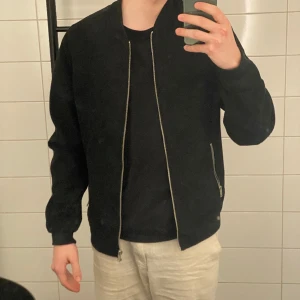 Oanvänd bomberjacka från PULL&BEAR - Oanvänd bomberjacka från PULL&BEAR. Storlek S