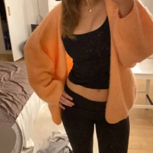 Lindex stickad kofta  - Stickad kofta från Lindex i en rosa färg! 