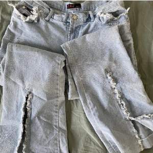 Coola lågmidjade jeans med knappnålar och tyg. Köpta secondhand, storlek 38 och lågmidjade bootcut. Kom privat för mer bilder/info❤️