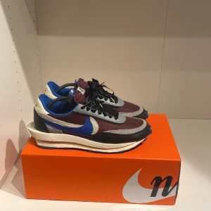 Nike X Sacai - Nike LDWaffle Sacai X Undercover ‘Night Maroon Team Royal’. Storlek 45 i bra skick. Nypris 3000.