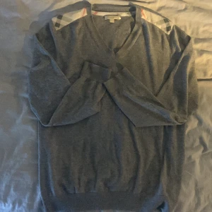 Burberry Pullover - Fet burberry pullover, 50/50 cashmere blend! Storlek L men passar även mig som är M! Passar perfekt med en skjorta under!