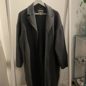 Hm kappa  - Jättefin hm kappa. Wool blend. Nypris 1500 