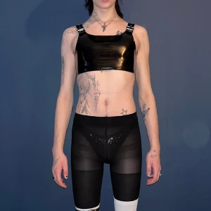 Sexig Vinyl CropTopp🖤 - Supersnygg glansig svart Crop top med justerbara straps samt dragkedja baktill 🖤 Byst 41cm [platta mått] Längd 35cm