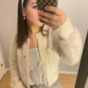 Hm beige kofta  - ENDAST TESTAD AV MIG men köpt på plick, därav använt skick men lika snygg och skön. Superfin beige färg med snygga detaljer💖 Använd gärna KÖP NU!🩷