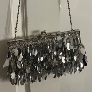 Party väska - Säljer min party väska från Jessica McClintock som är köpt i usa🤍 aldrig använd och i nyskick, pris kan diskuteras❤️