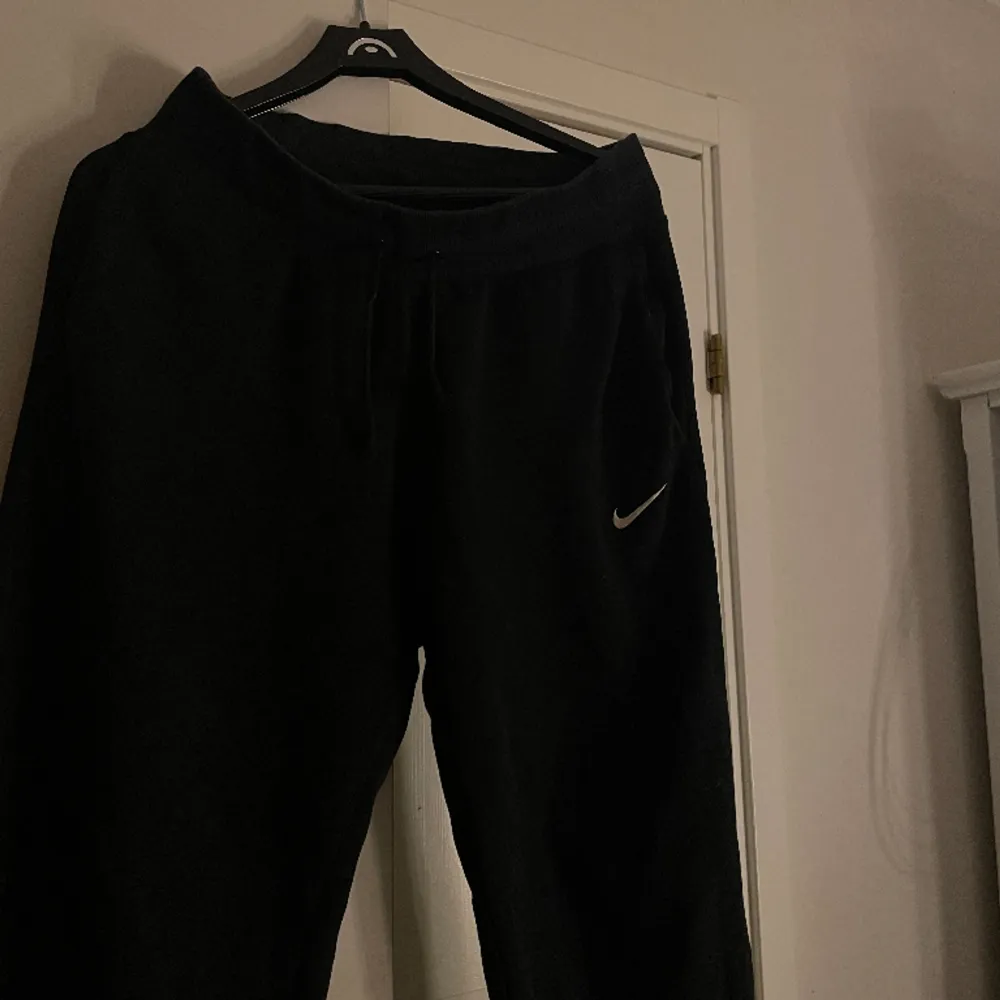 Säljer mina nike mjukisar då de är lite stora på mig! Dessa är straight i modellen och är väldigt sköna och även så snygga! de är inprincip nyskick och knappt använda. Kan tänka mig billigare vid snabb affär!💕. Jeans & Byxor.