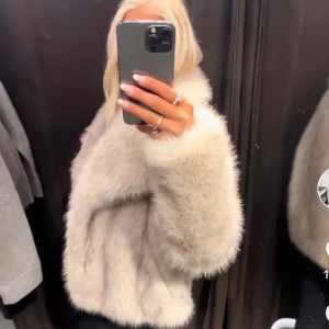 Zara fluff/ päls jacka  - Säljer denna trendiga jackan från zara, oanvänd. Säljer då det inte riktigt var min stil. Slutsåld💓  Är normalt en S men den är i M för den sitter snyggare då tycker jag.  Fått många bud, Köp direkt för 1200