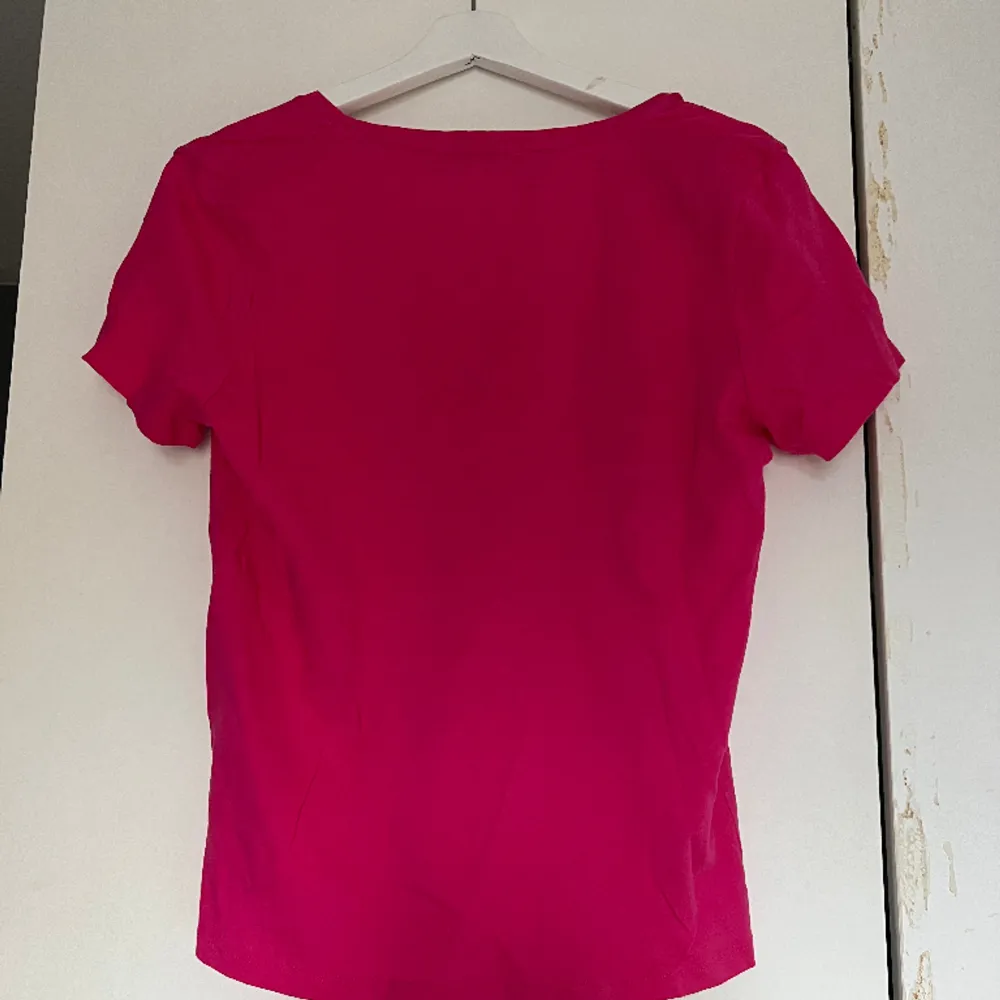 En rosa T-shirt ifrån NA-KD . T-shirts.