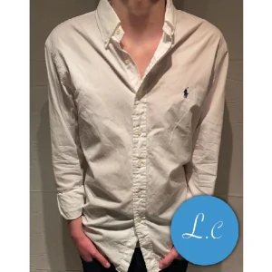 Ralph Lauren Skjorta - Vit skjorta från Ralph Lauren, perfekt för fester | Storlek: M (slim fit) | Pris:499kr |Skriv för frågor eller liknande!
