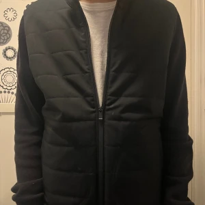 Massimo dutti cardigan - Säljer min tvär feta Massimo dutti cardigan som är i nyskick! Storlek är M och nypris ligger på 999kr, denna säljs även inte längre. Kom dm för frågor eller funderingar! Pris kan förhandlas. 