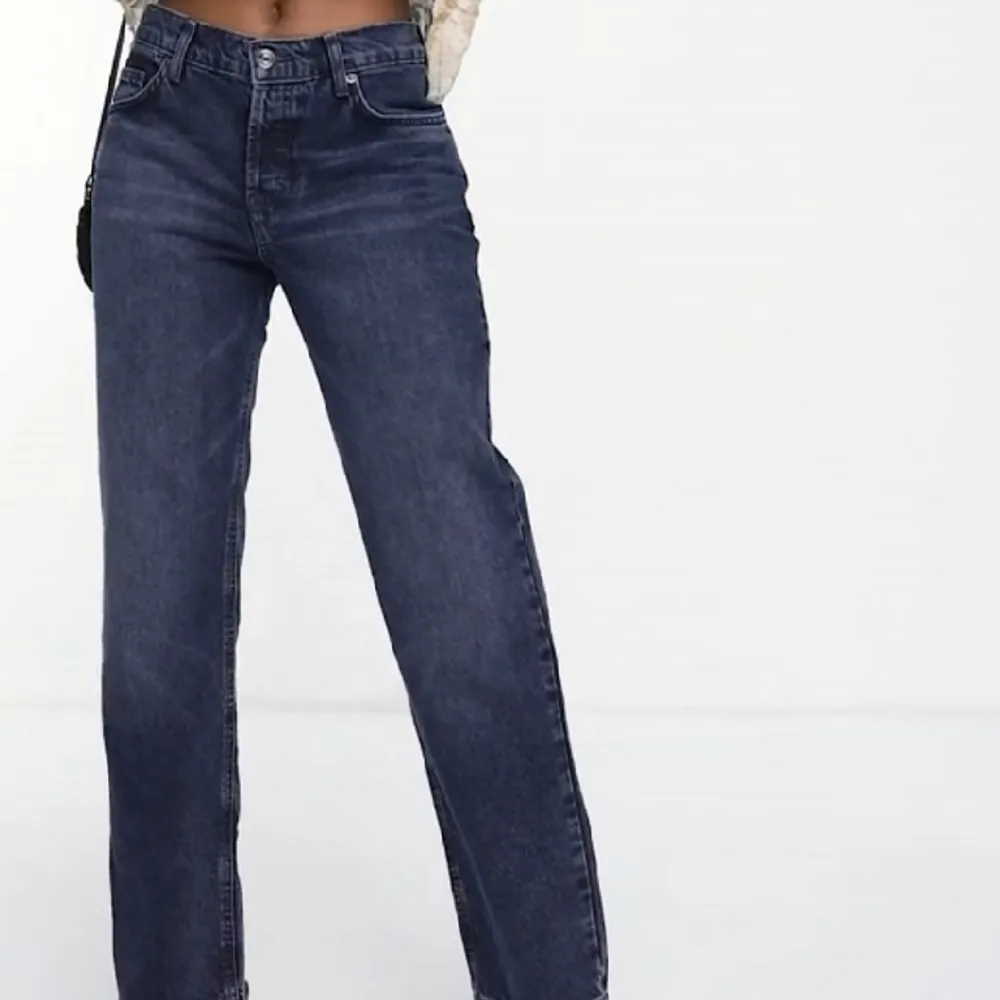 Blåsvarta jeans från asos, säljer pga för stora för mig, inga slitningar. Bilderna är lånade, skriv för egna. . Jeans & Byxor.