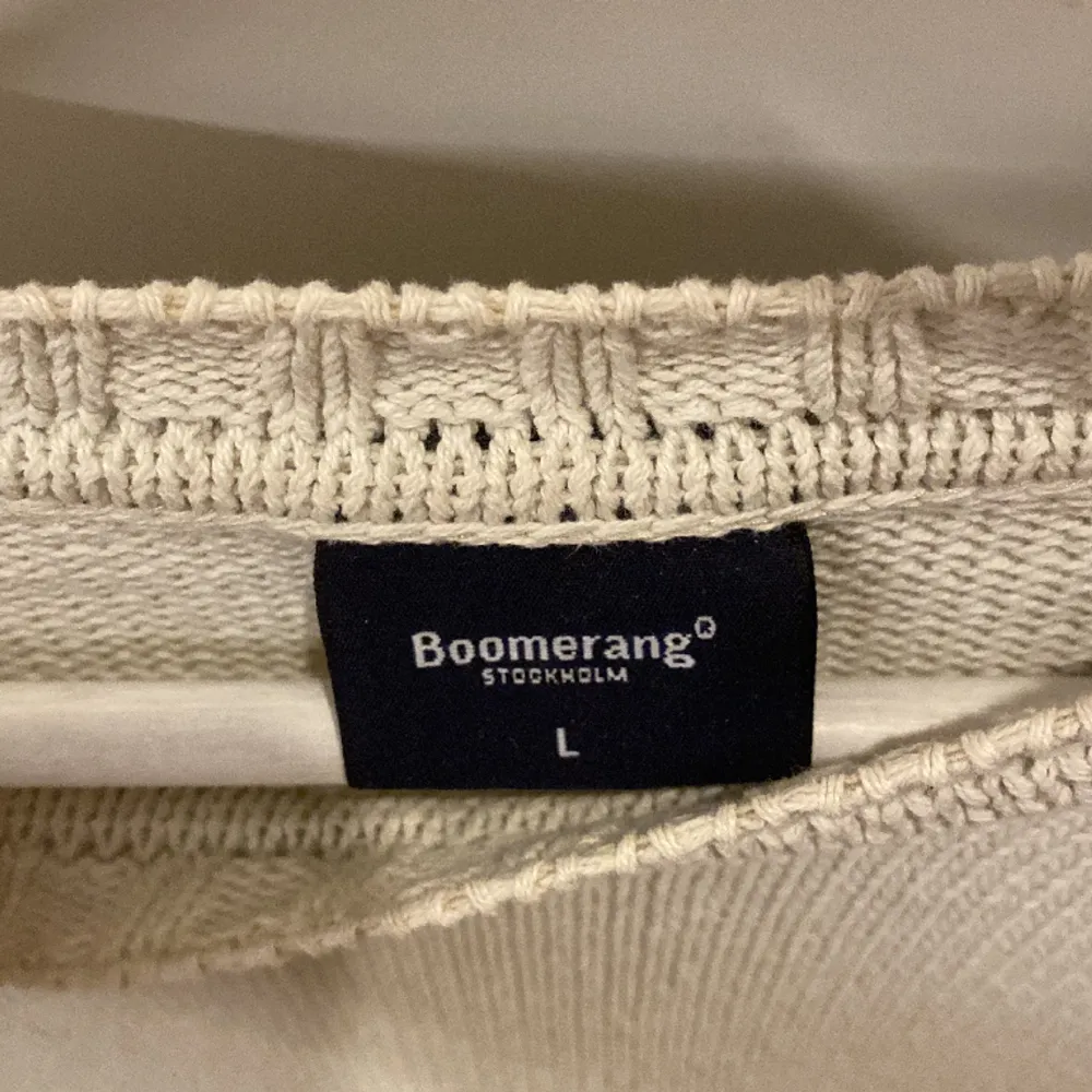Boomerang tröja bra material och väldigt bra skick, knappt använd. Storlek L men passar bra på M.. Stickat.