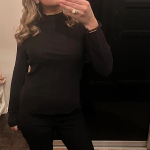 Svart topp🖤 - Jättefina svart topp från bikbok!🖤 Säljer den för att jag inte använder den!