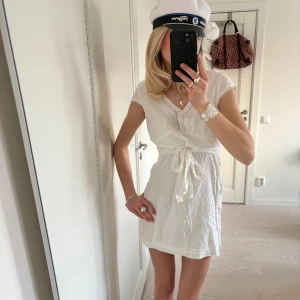 Studentklänning  - Supersöt klänning från veromoda som köptes inför studenten men kom inte till användning då jag köpte en annan💕