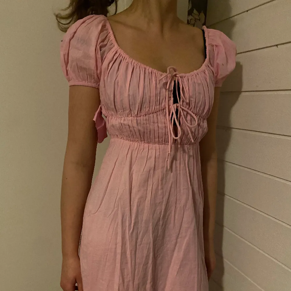 Superfin ny klänning från Biancas kollektion 💕 har lapparna kvar och endast använd🫶🏼 Supersöt och perfekt till sommaren ☀️ . Klänningar.