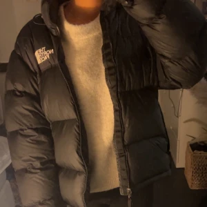 Northface jacka - Säljer min Northface jacka som jag har varit så nöjd med under förra vintern men inte längre använder! Den är såklart äkta, köpt på zalando för ca 3000kr, fortfarande i jättebra skick💕