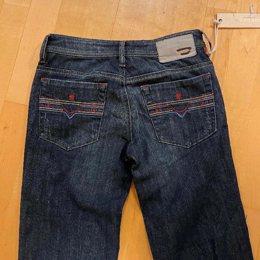 Så fina bootcut jeans från Diesel i nyskick! . Jeans & Byxor.