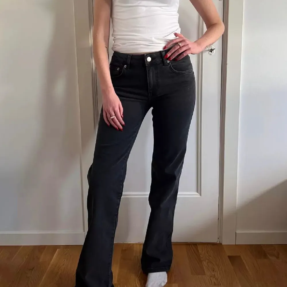 Säljer ett par svarta jeans från Lager 157, skitsnygga på och sitter hur bra som helst, Endast använda 1 gång då dom va för långa för mig 🤎. Jeans & Byxor.