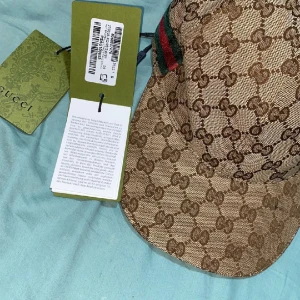 Gucci keps  - Använd bara 3 gånger, den passade inte mig köpte den svarta istället. Helt ny kostar den 4 tusen. Finns ingen kvitto kastade den samma dag. Pris kan diskuteras vid snabb affär 