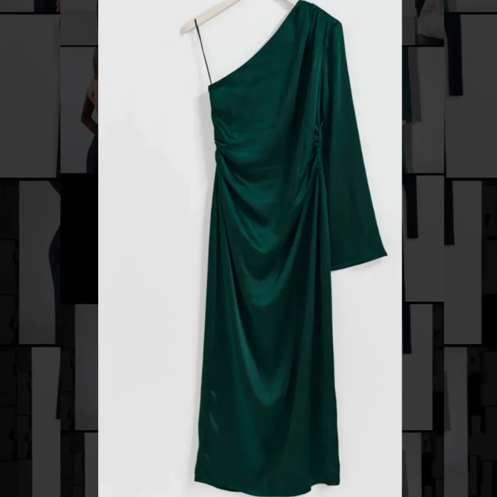 Eneraldgrön silkesklänning i storlek 40. Har inte navänt den någon gång, prislappen är kvar. Köptes för 500, skriv om ni undrar något!. Klänningar.