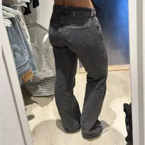 Lågmidjade jeans från weekday i modellen arrow low straight! Superfina😍