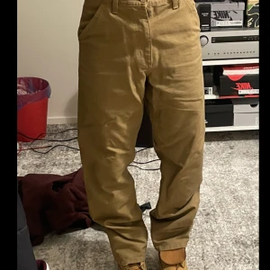 Carhartt carpenter pants - Knappt änvända carhartt byxor med w28 och L32. Skriv gärna för detaljer eller mera bilder!