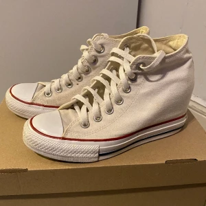 Converse all star  - Köpte på Plick för 200kr för cirka två år sen men kom aldrig till användning så tänker att jag försöker sälja vidare. Dom är lite slitna på märket och ner till på sidan men inget som påverkar skon annars inga defekter. 150kr inkl frakt.