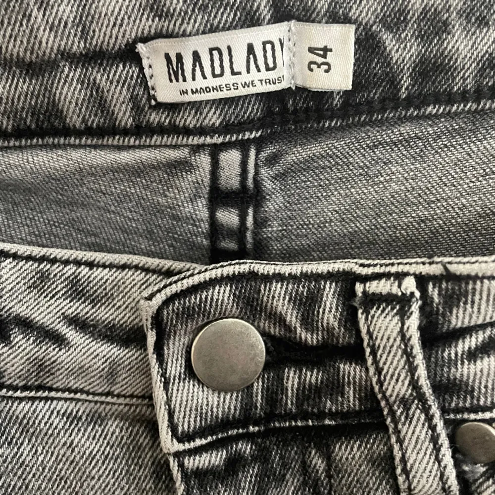 säljer dessa gråa jeans från madlady i storlek 34 längd 30 (short). väldigt stretchiga och bara använd ett fåtal gånger. färgen är mer som på bild ett. säljer för 300kr!. Jeans & Byxor.