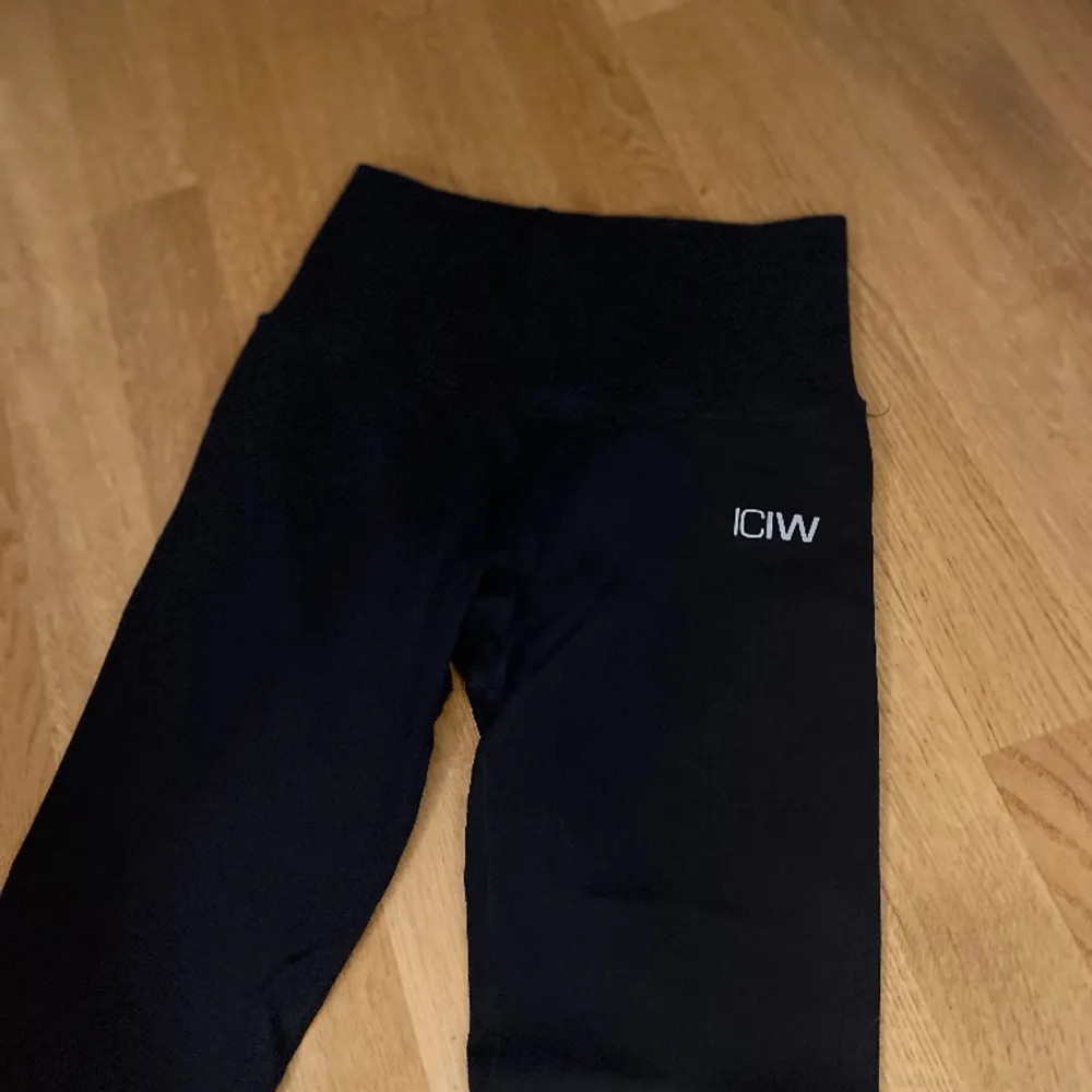 Svarta ribbade tights från ICIW, storlek S, använda typ 4-5 gånger, bra skick . Jeans & Byxor.