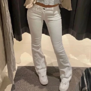 Lågmidjade jeans  - Vita lågmidjade jeans som inte kommer till användning🤍(Första bilden är ej min)