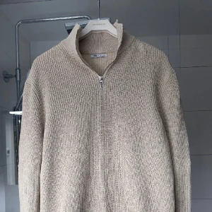 Half zip - En zara half zip i size L som är i superskick. Kommer ej till användning längre.  Bara att höra av er vid frågor:)