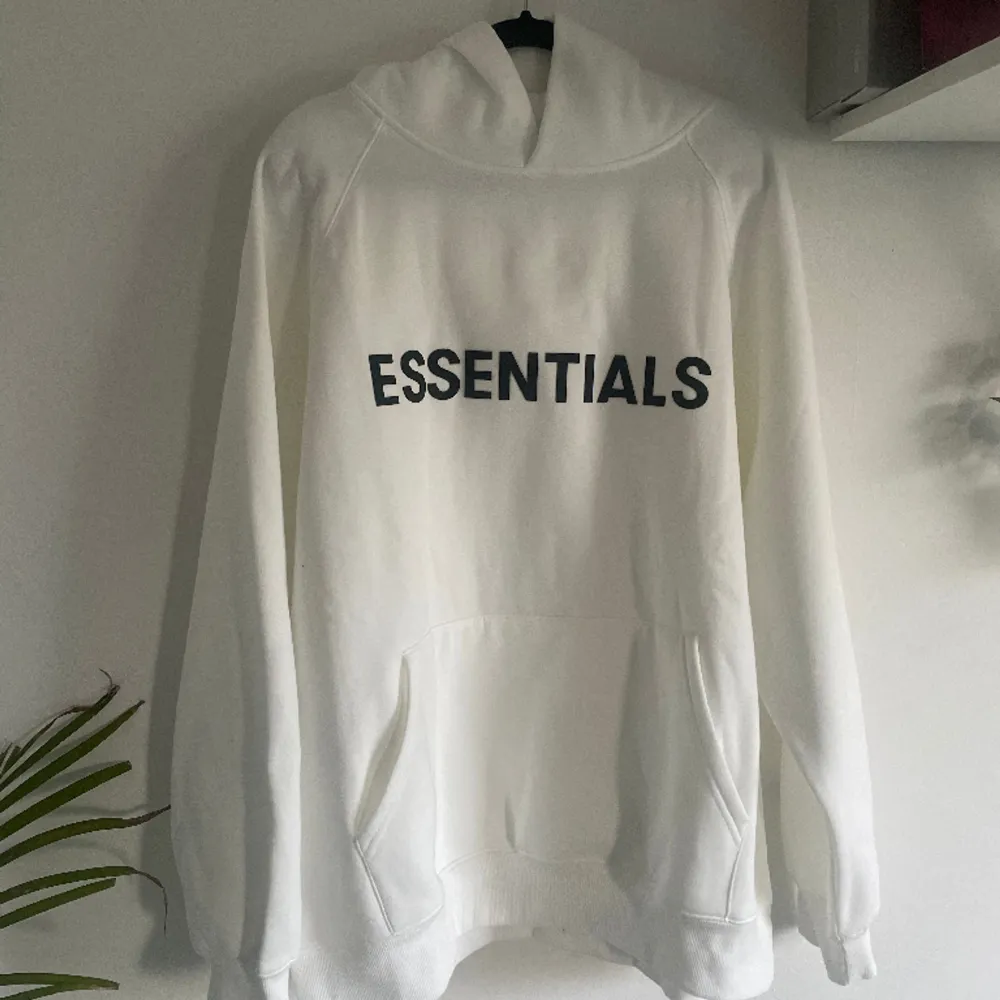 Säljer en ny exklusiv Essentials hoodie från kollektionen ”fear of god” Nypris: 3000kr . Skriv vid intresse👍🏼skick 10/10 behöver pengar därav priset. Hoodies.