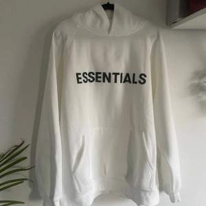 Säljer en ny exklusiv Essentials hoodie från kollektionen ”fear of god” Nypris: 3000kr . Skriv vid intresse👍🏼skick 10/10 behöver pengar därav priset