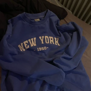 Crewneck - Storlek S men sitter löst, skön o grejer men som sagt, den används inte tyvärr.