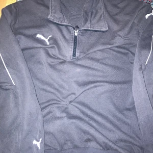 Vintage puma hoodie - XL grå vintage puma hoodie jätte cute fast den är för stor för mig.