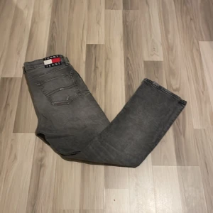 Tommy hilfiger slitna jeans - Distressed jeans Skick 9,5/10 Skriv om du har några frågor
