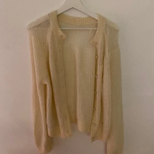 Stickad kofta  - ❤️‍🔥Säljer denna slutsålda kofta från zara i vit/beige Storlek S i oversize fit❤️‍🔥