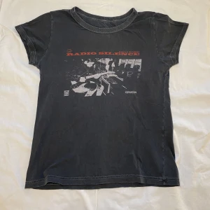 Brandy Melville T-shirt  - En jätte söt T-shirt från brandy Melville som inte kommer till användning längre. Skulle uppskatta storleken till xs-s. 