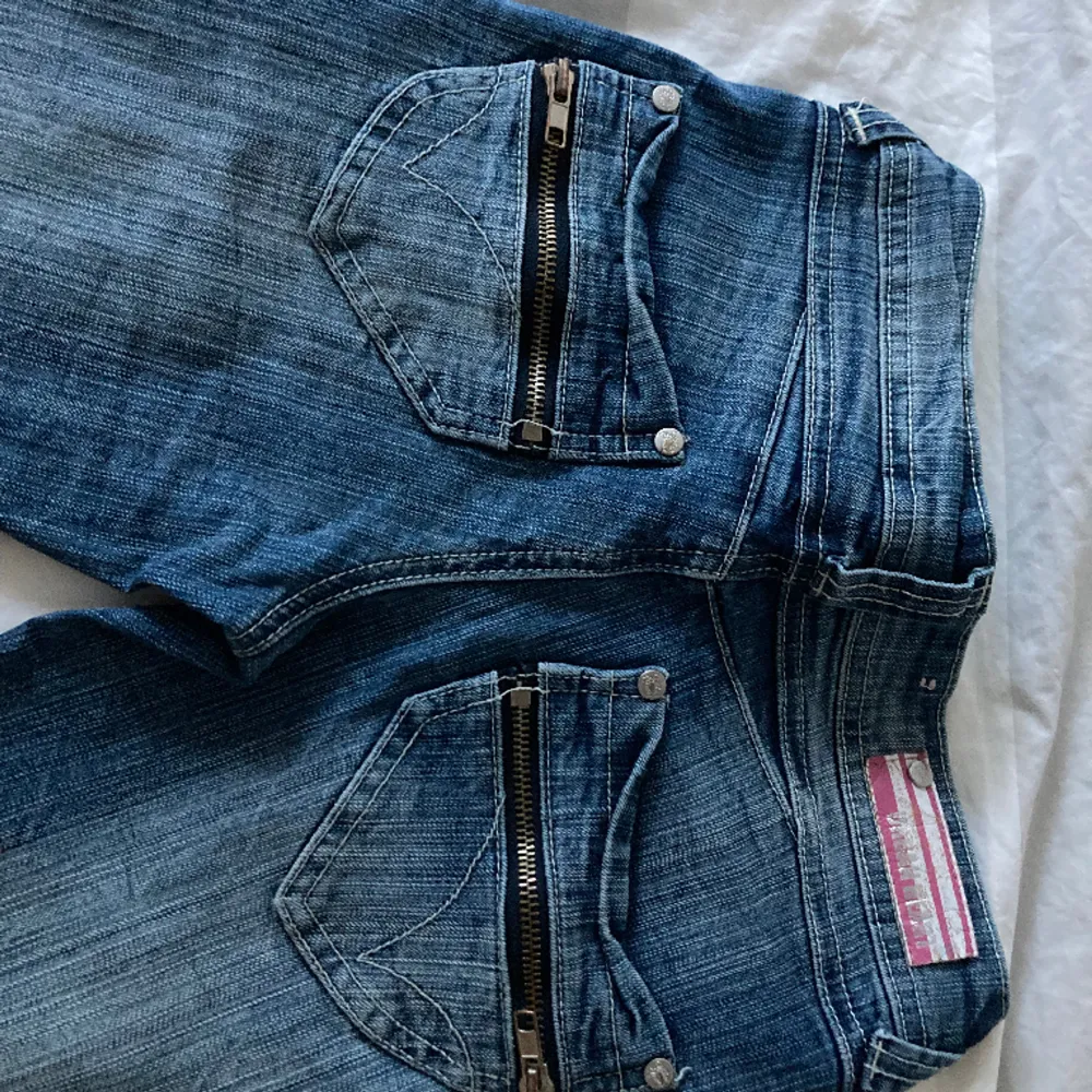 Supersnygga jeans från Urban Heart. Jag köpte dem second hand och har knappt använt dem då de tyvärr är för små. Storlek 6S (6/32). Skriv gärna om du undrar något❤️ . Jeans & Byxor.
